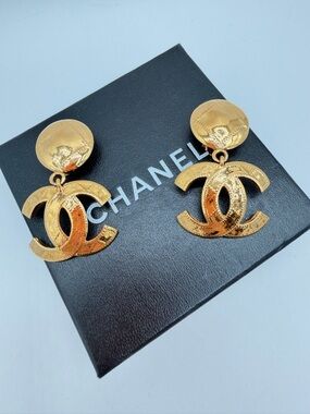 CHANEL Large CC Logos Vintage Plaid Stitching Dangle Clip Earrings Gold Tone 94P
